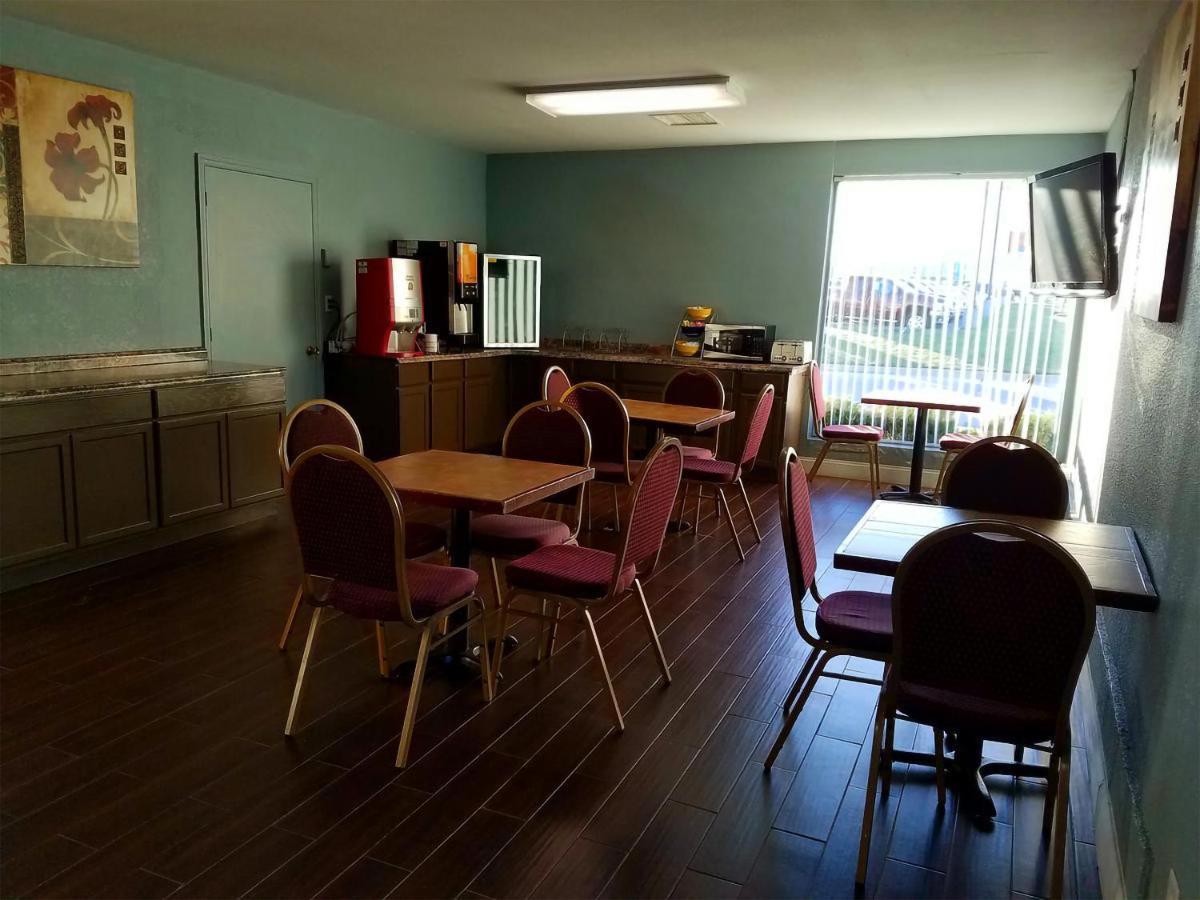 Sky-Palace Inn & Suites Wichita East Dış mekan fotoğraf