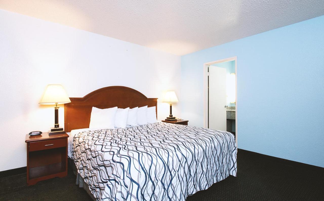 Sky-Palace Inn & Suites Wichita East Dış mekan fotoğraf